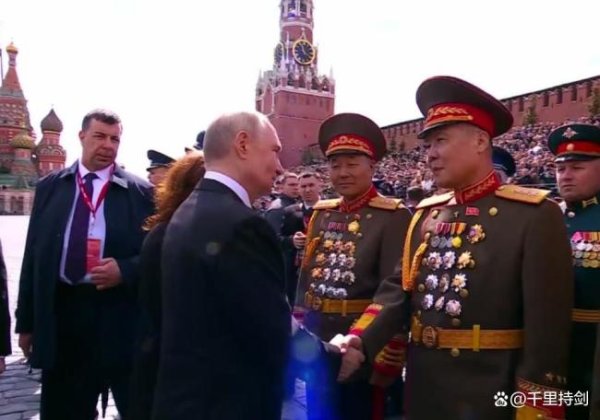 招财猫配资 普京在红场与朝鲜军官拥抱 感谢所有参与解放库尔斯克地区的士兵