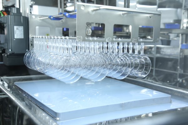 方圆之道 全球最大的镜片生产基地，不卷价格了开始卷什么？